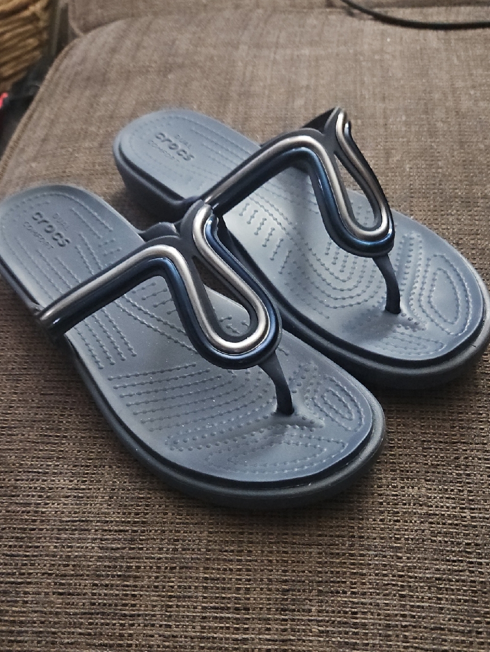 Crocs Sanrah Metal Block Flat Flip Circle Slipper Sandals Size 7